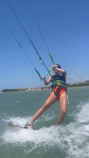 Aluna navegando de kitesurf