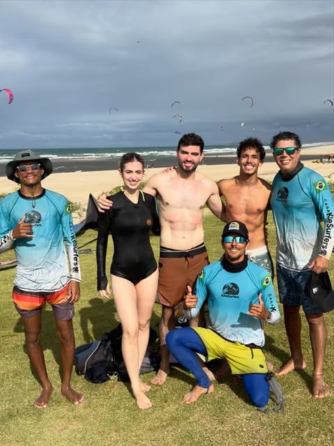 Equipe de instrutores da Casa Kite Surfers com alunos na praia